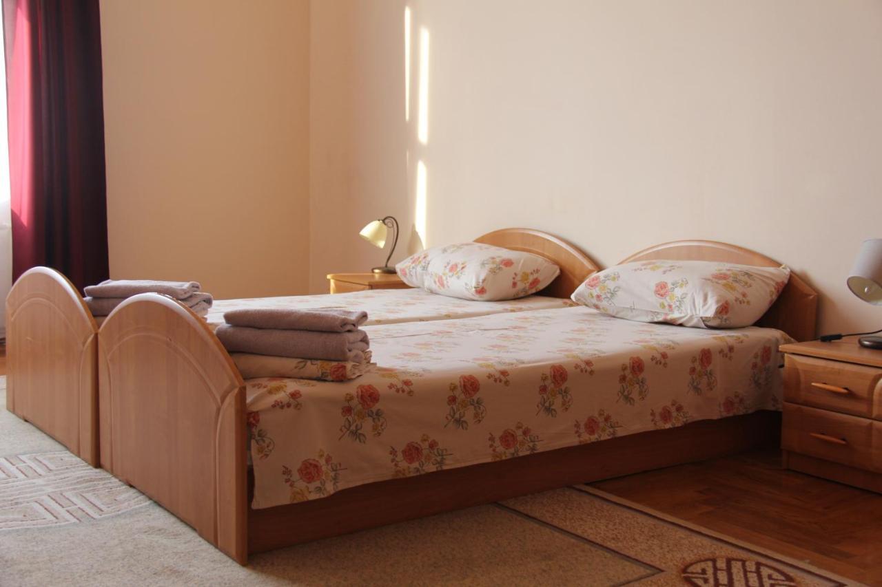Apartments Domovik ,Kirilla I Mefodiya, 5 Mukačevo Esterno foto