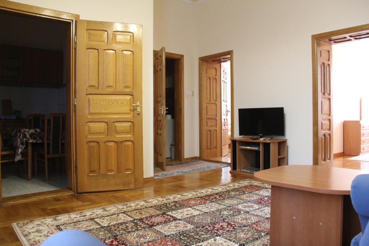 Apartments Domovik ,Kirilla I Mefodiya, 5 Mukačevo Esterno foto